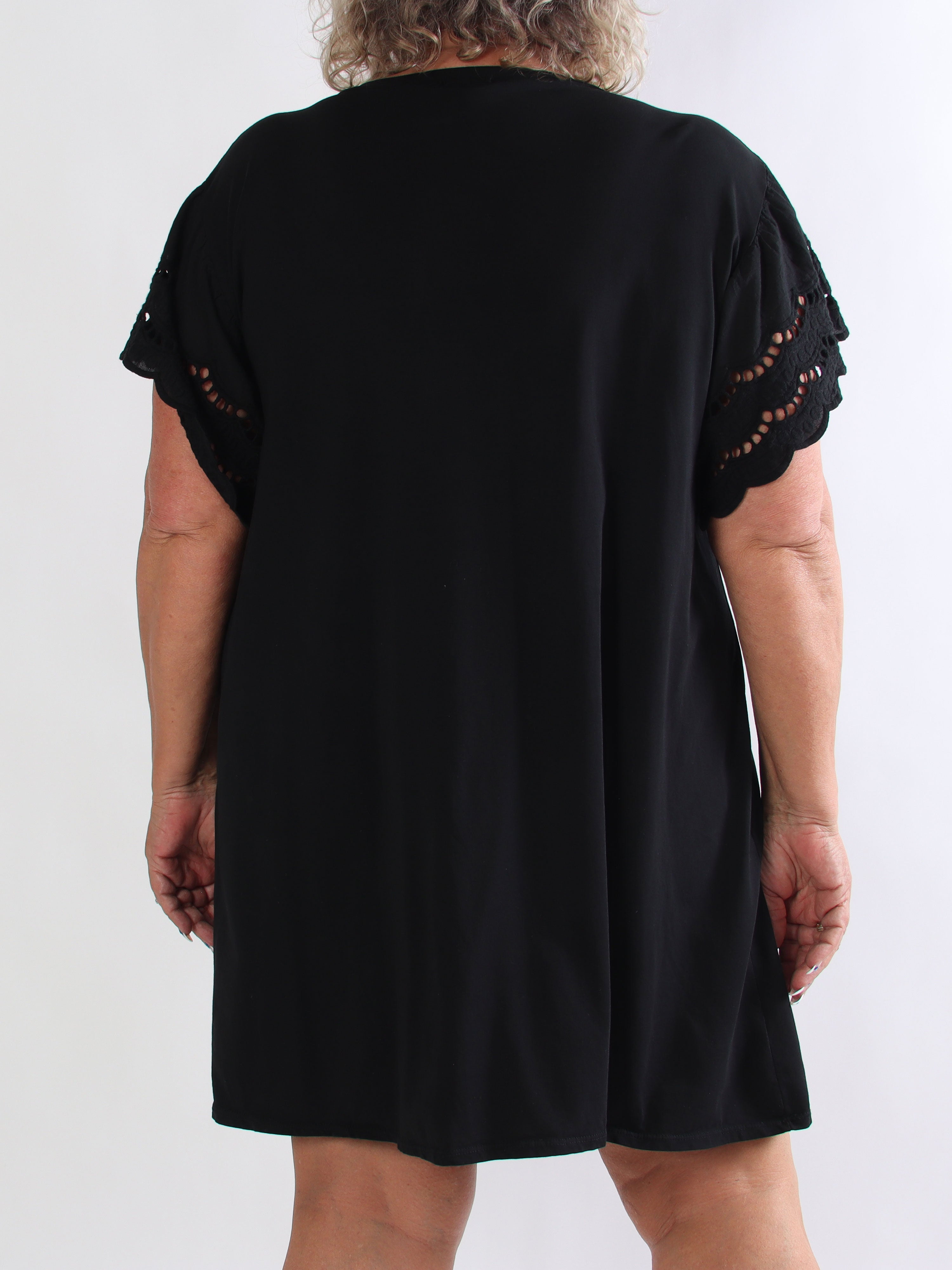 Magnolia Print - Plus size kjole i blød bomuld med tekst og ærmer i broderet hulmønster